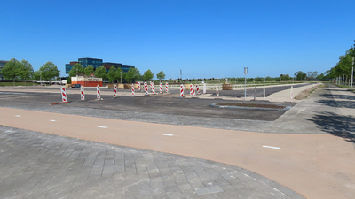 850014 Gezicht over het nieuw aangelegde parkeerterrein 'P+R Papendorp', tussen de Mercatorlaan en Orteliuslaan te Utrecht.
